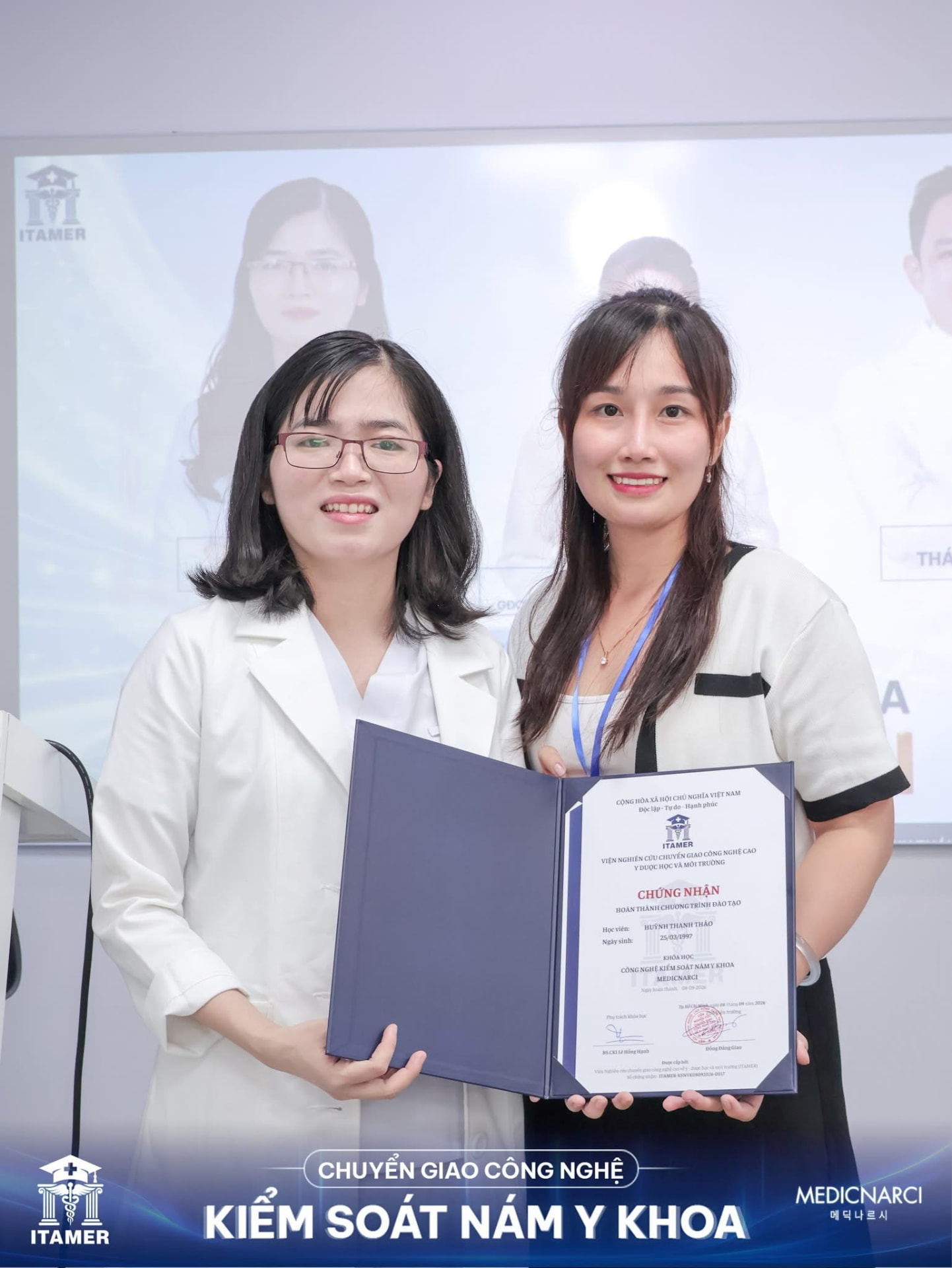 Học viên nhận chứng nhận của Viện ITAMER 5