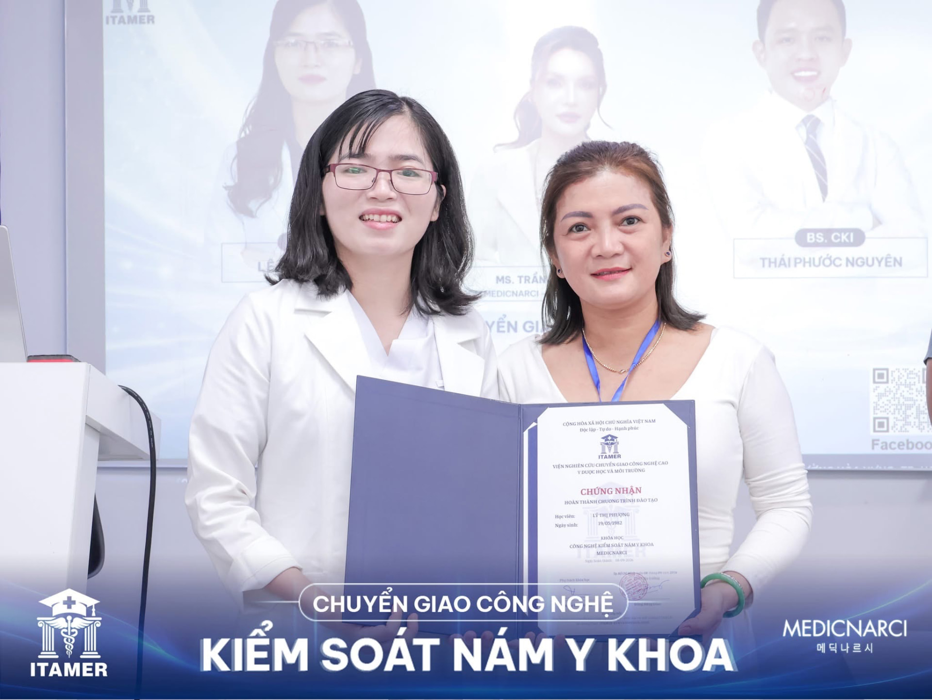 Học viên nhận chứng nhận của Viện ITAMER 9