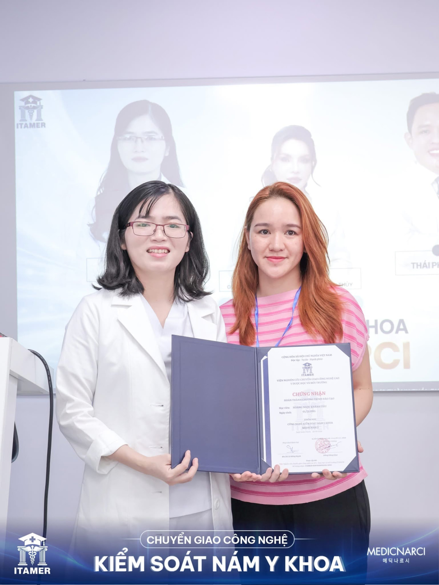 Học viên nhận chứng nhận của Viện ITAMER 1