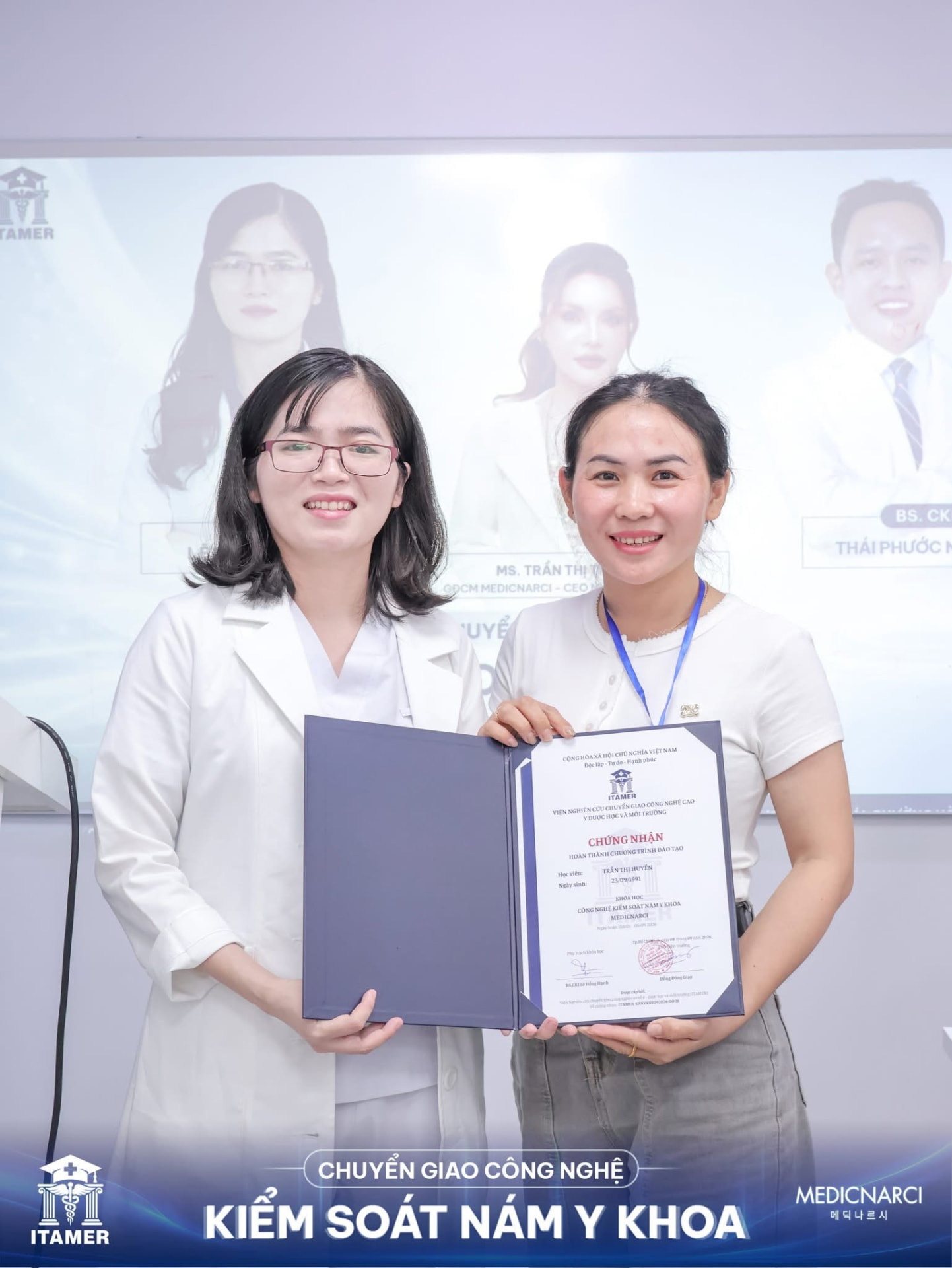 Học viên nhận chứng nhận của Viện ITAMER 14
