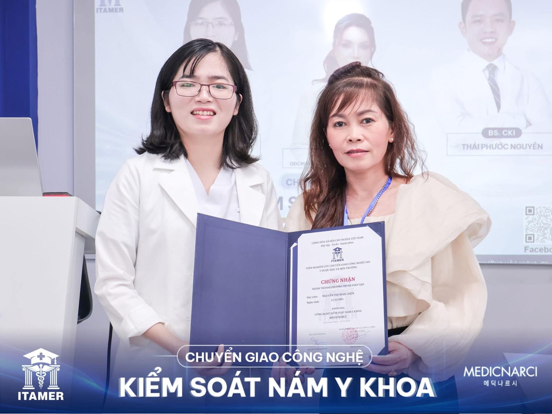 Học viên nhận chứng nhận của Viện ITAMER 2